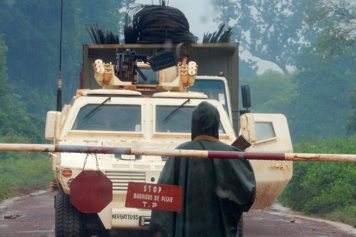 Central African soldier blocks road for a peacekeeping convoy at a „rain barrier“, near Bambari, Central African Republic, 2019