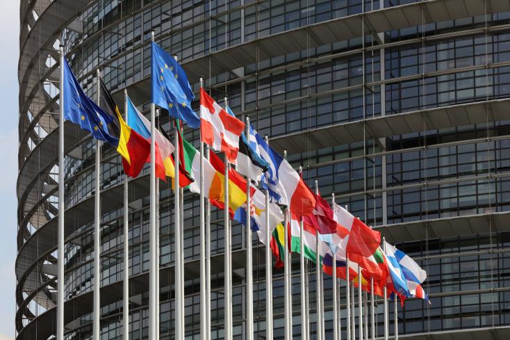 Flaggen vor dem europäischem Parlament