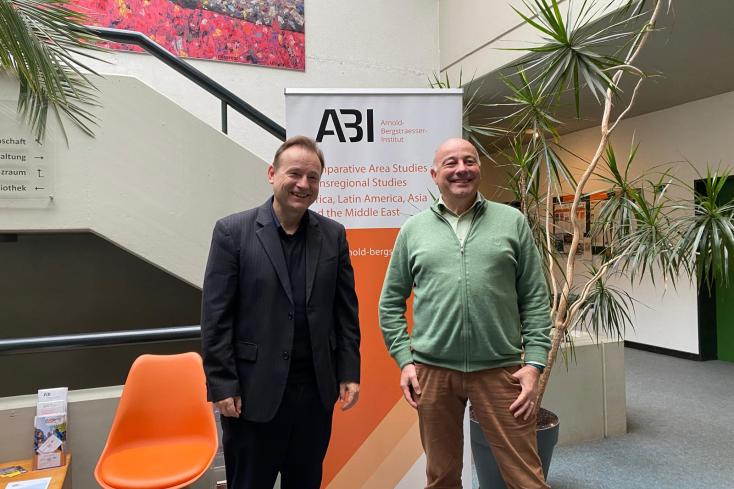 Georg Schmidt und Andreas Mehler stehen im ABI-Foyer.