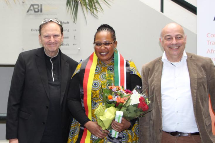 Gloria Kenyatta (Mitte) mit ihren Betreuern Prof. Eisenber und Prof. Mehler