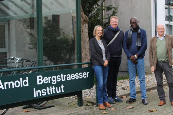 Helga Dickow (ABI), Andreas Mehler (ABI), Baldal Oyamta (Tschadische Menschenrechtsliga) und Volker Gerdesmeier (Caritas International) stehen vor dem Institut