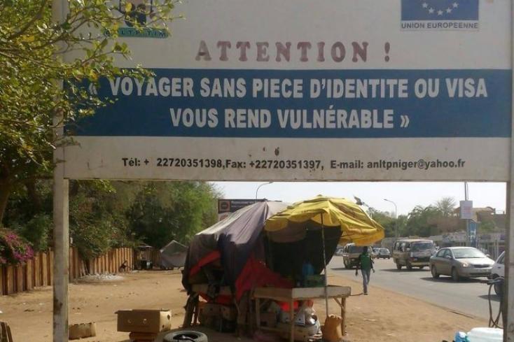 Schild der EU warnt im Niger vor irregulärer Migration. Foto: Meral Zeller